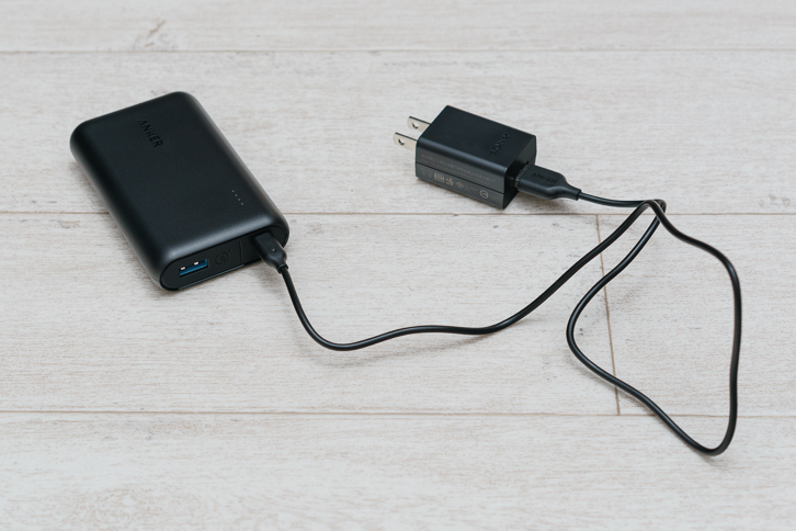 モバイルバッテリーを充電する
